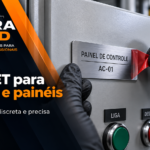 Aplicação de fita dupla face PET em placa de identificação industrial