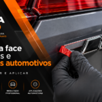Aplicação de fita dupla face em friso e emblema automotivo
